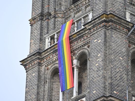 Eine Regenbogenfahne schmückt die Pfarrkirche Breitenfeld in Wien.