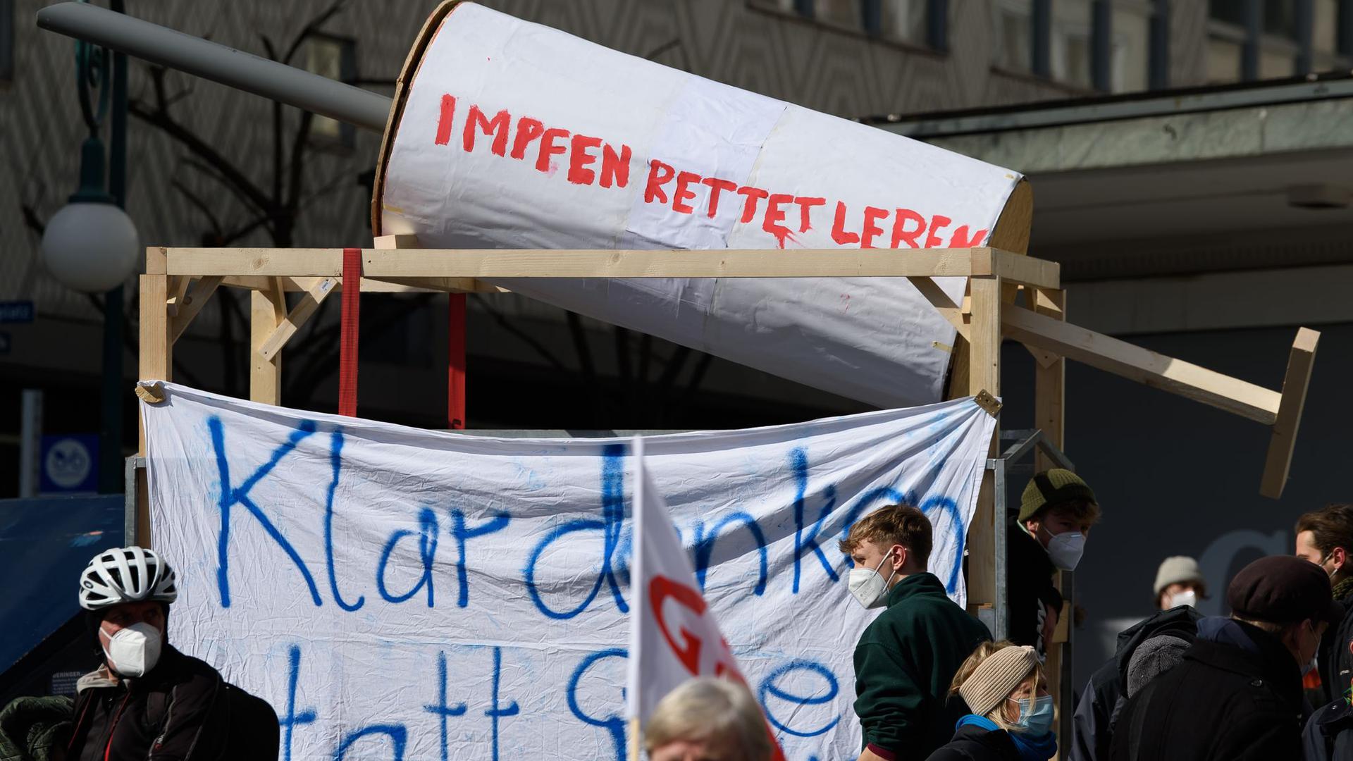 Eine symbolische Impfspritze ist bei einer Kundgebung des „Bündnis gegen Rechts“ im Vorfeld einer Kundgebung unter dem Motto „Freie Bürger Kassel - Grundrechte und Demokratie“ zu sehen.