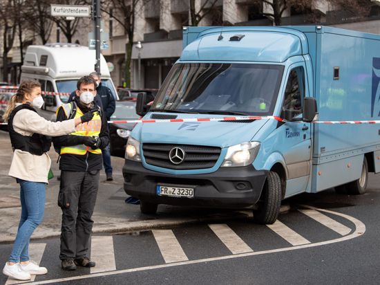 Die Polizei hat nach einem Überfall am Berliner Kurfürstendamm einen Tatverdächtigen festgenommen.
