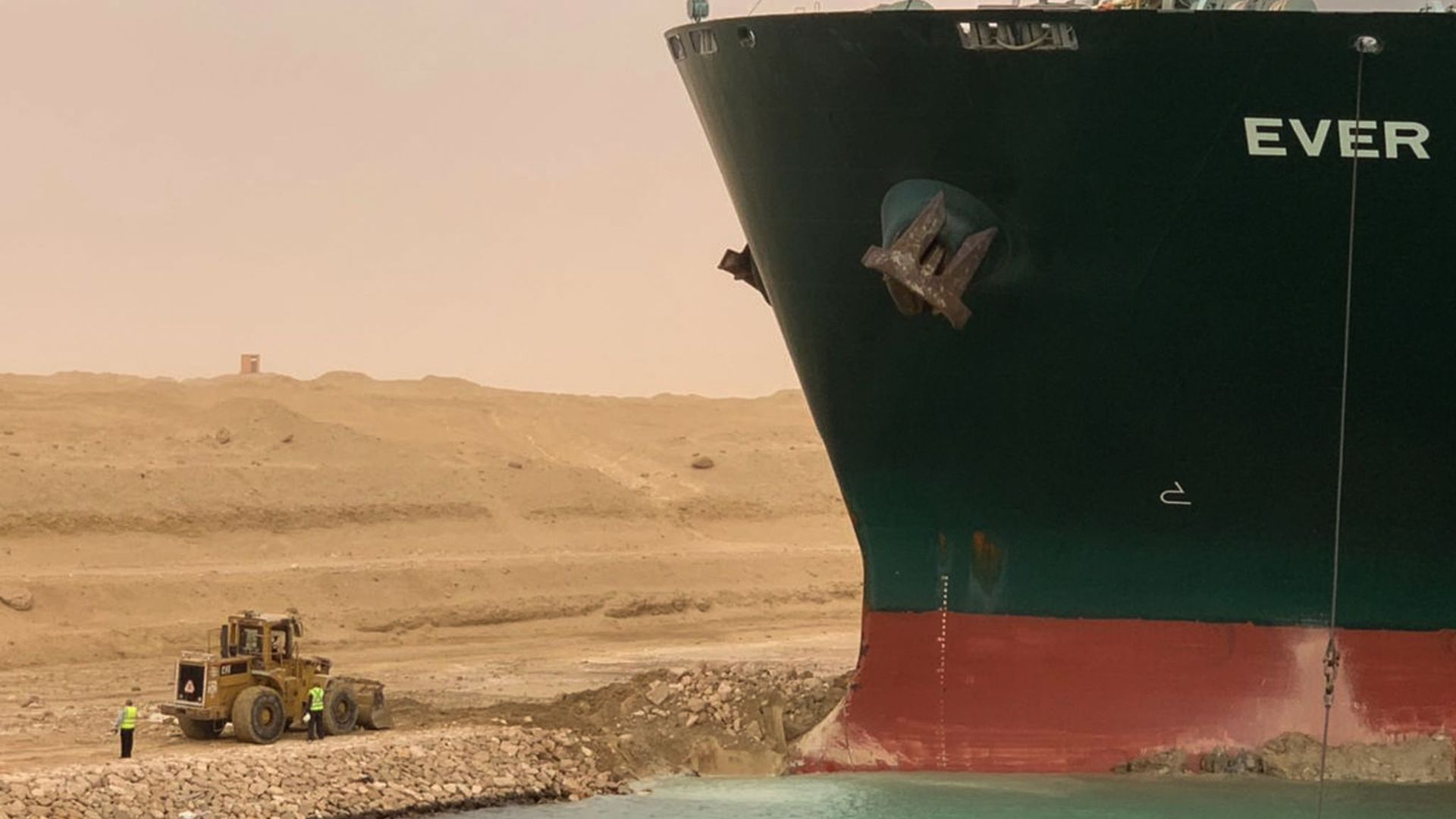 Ein Bagger versucht, das vordere Ende des Containerschiffs „Ever Given“ zu befreien.