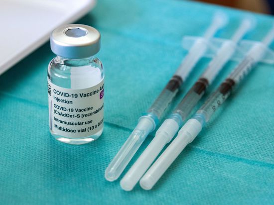 Drei vorbereitete Spritzen mit dem Corona-Impfstoff AstraZeneca liegen in einer Hausarztpraxis.