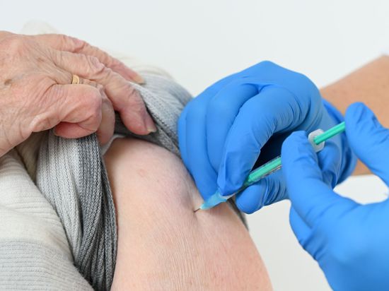 Eine Seniorin bekommt in einem Impfzentrum in Hessen ihre Impfung verabreicht. Deutschland und viele andere Länder haben das EU-Impfziel für Menschen über 80 Jahre verfehlt.
