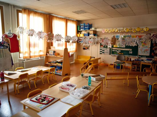 Ein Klassenzimmer in einer Pariser Schule. Erstmals im laufenden Schuljahr bleiben die Schulen in Frankreich zu.