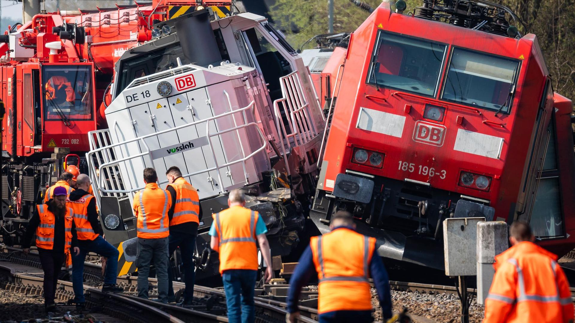 Die verunglückten Loks in der Nähe vom Bahnhof Fallersleben. Am Mittwochabend war eine Lok mit dem Triebfahrzeug eines Güterzuges kollidiert. Verletzt wurde niemand.