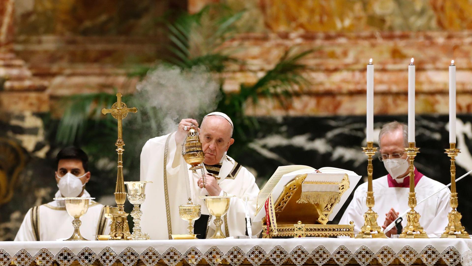Papst Franziskus zelebriert die Osternacht im Petersdom vor wenigen Gläubigen.