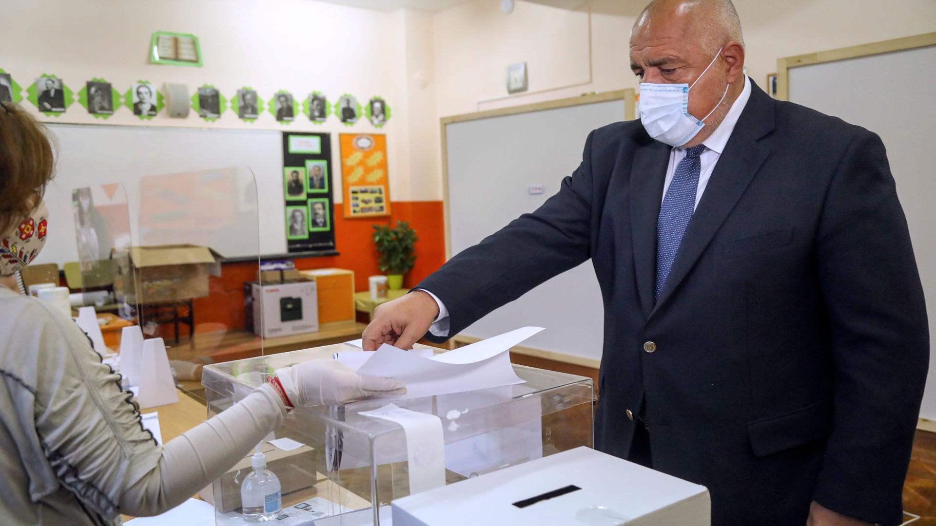 Ministerpräsident Boiko Borissow gibt während der Parlamentswahl seine Stimme ab.