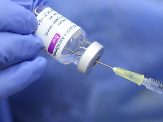 Der Corona-Impfstoff Astrazeneca soll in Deutschland nur an Menschen ab 60 verimpft werden.