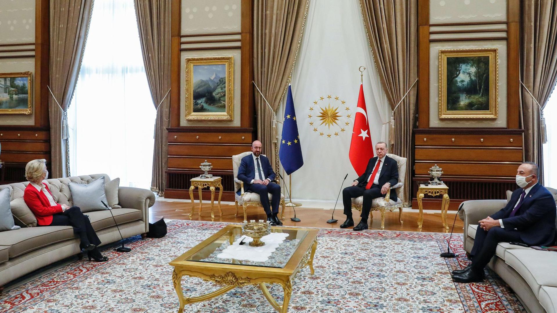 Dieses vom Europäischen Rat zur Verfügung gestellte Foto zeigt den türkischen Präsidenten Recep Tayyip Erdogan (2.v.r) und den türkischen Außenminister Mevlut Cavusoglu (r) während eines Treffens mit EU-Kommissionspräsidentin Ursula von der Leyen (l) und EU-Ratspräsident Charles Michel.