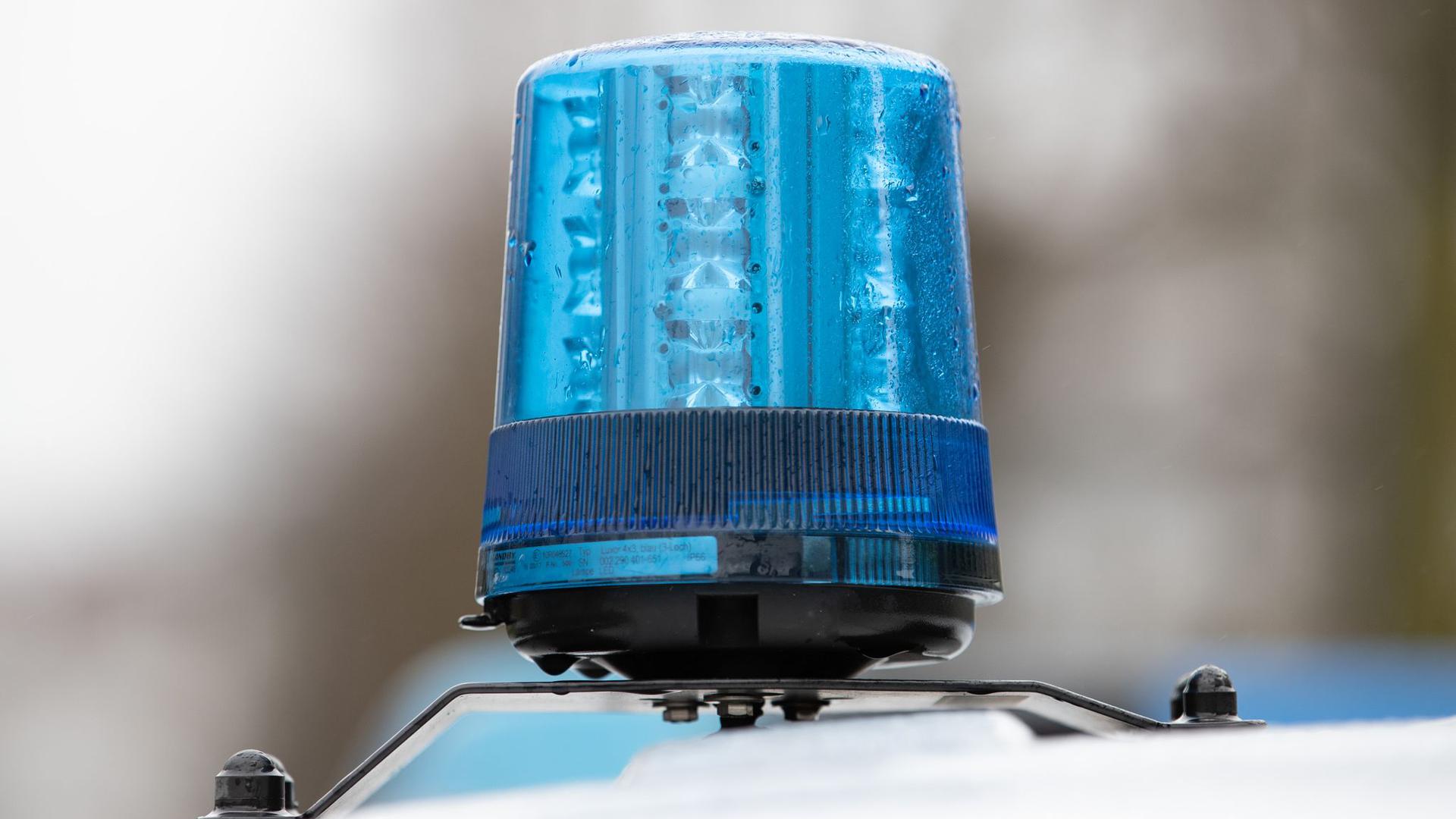 Das Blaulicht eines Polizei-Einsatzwagens. 