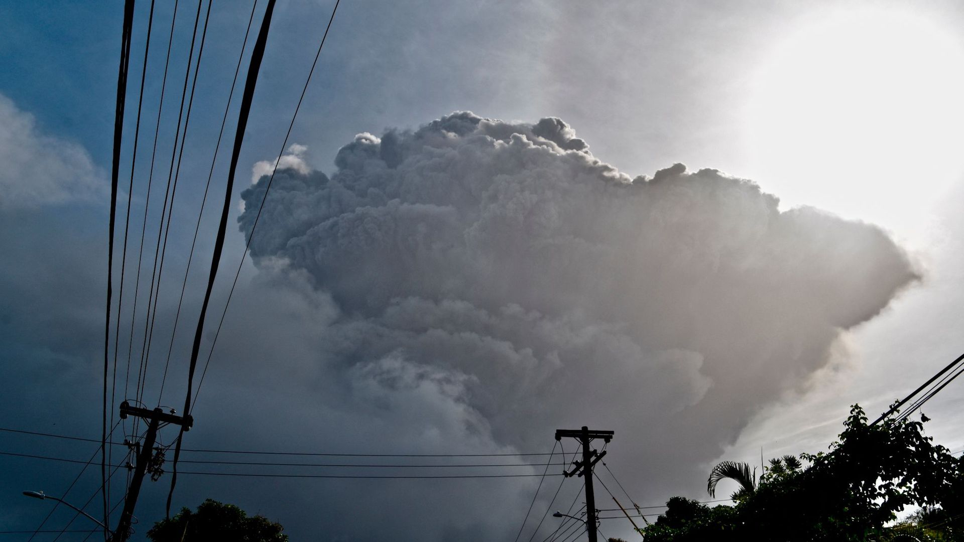 Eine Aschewolke steigt auf nachdem der Vulkan La Soufriere auf der östlichen Karibikinsel St. Vincent ausbricht.