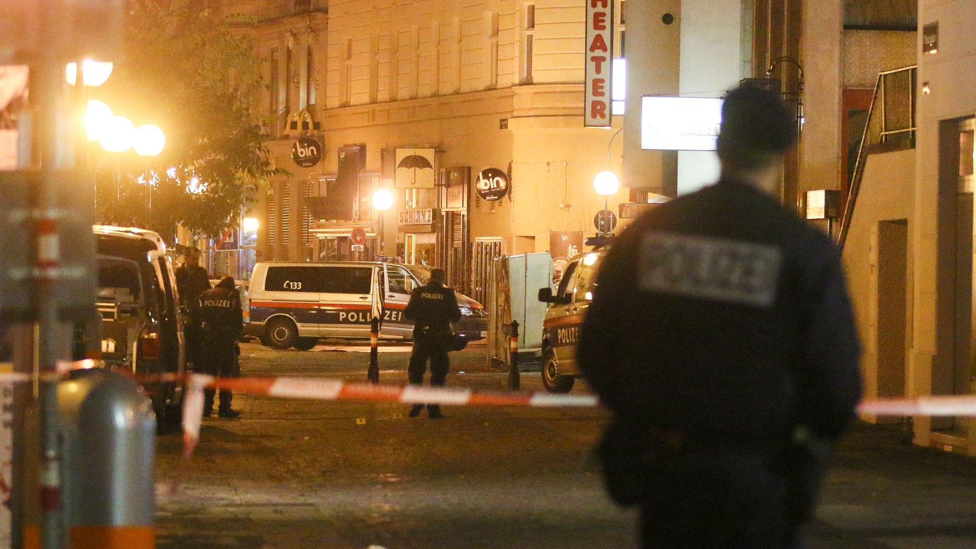 Polizeibeamte im Stadtzentrum von Wien in der Nacht des Anschlags am 2. November 2020.