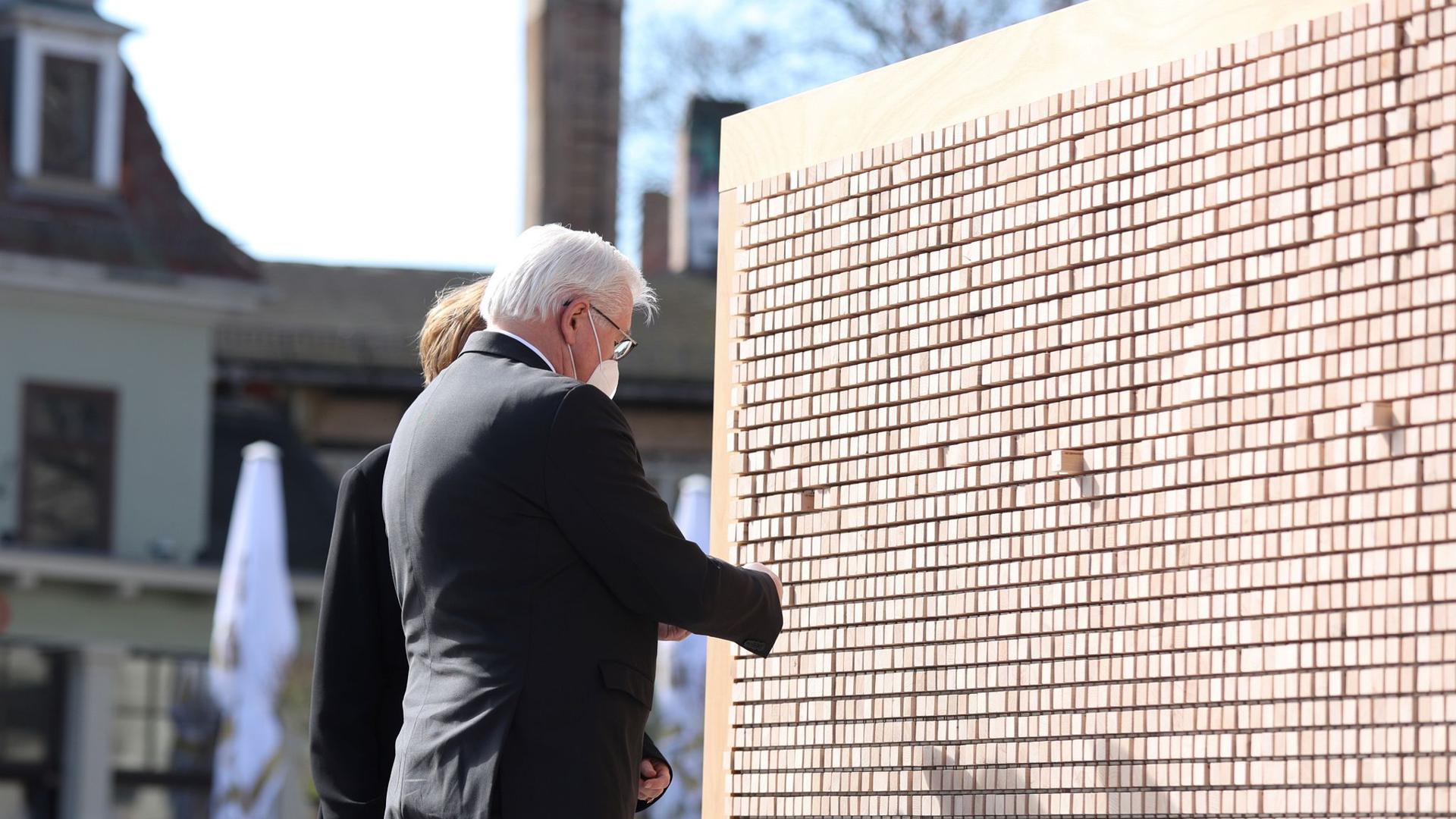 Bundespräsident Frank-Walter Steinmeier und seine Frau Elke Büdenbender vor der Installation „Verschwindende Wand - mit Botschaften, die bleiben“.