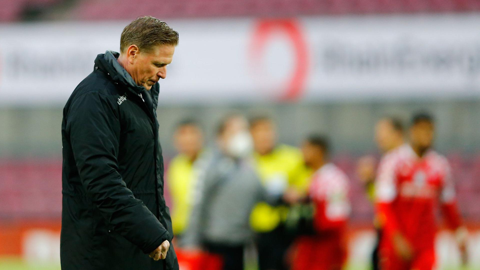 Kölns Trainer Markus Gisdol geht nach dem Spiel mit gesenktem Kopf über den Platz.
