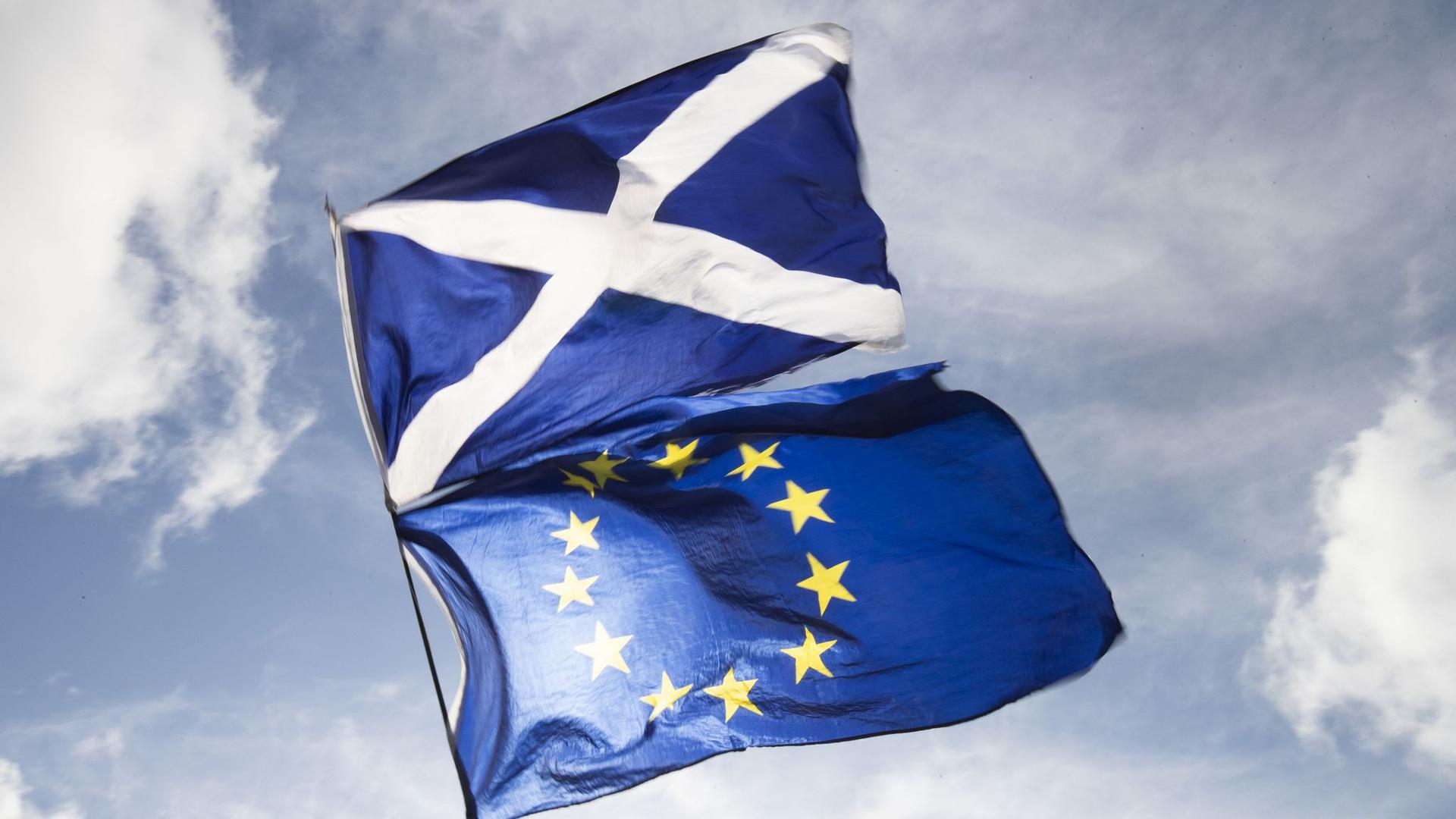Die Flaggen von Schottland und der EU.