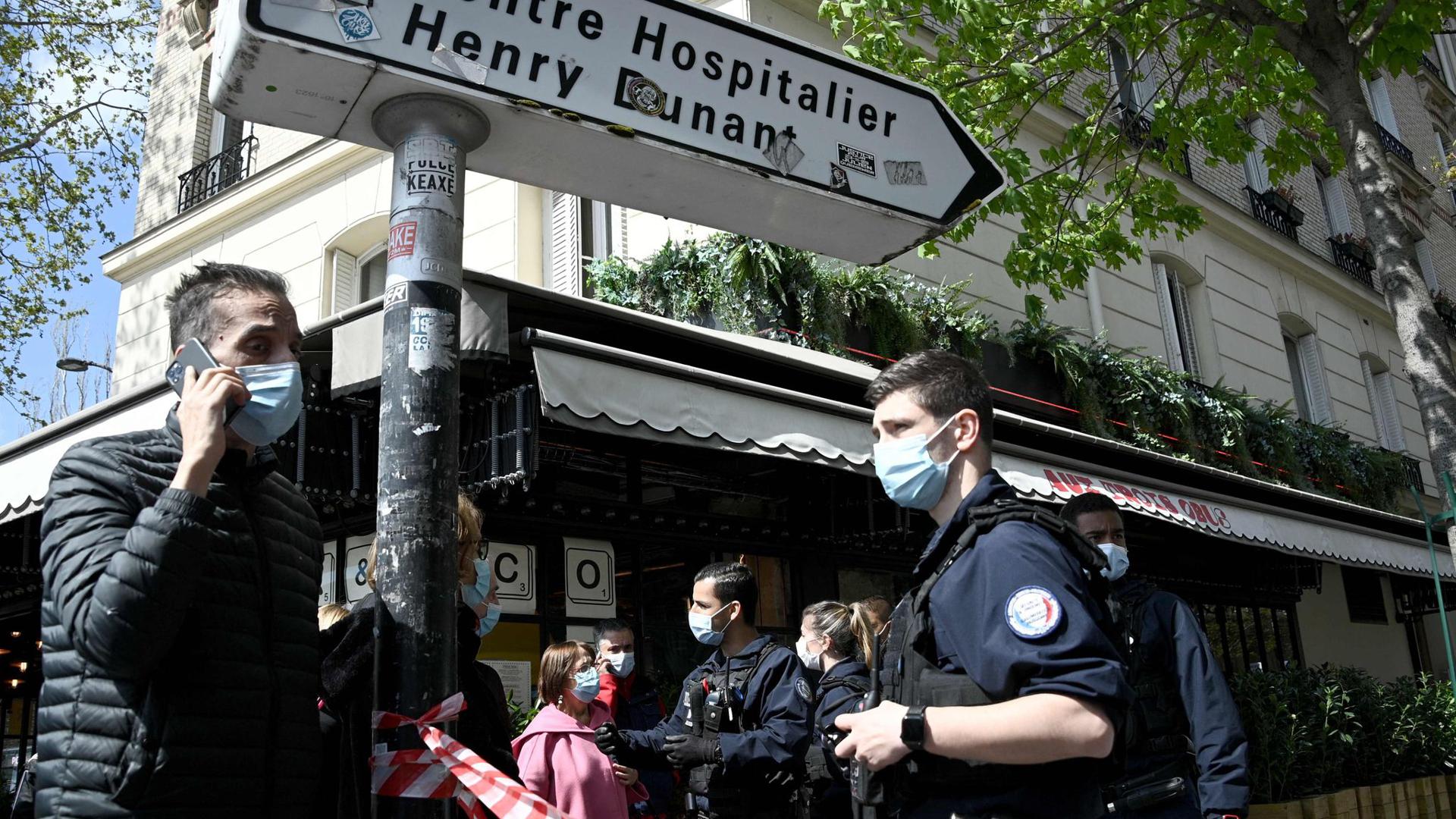 Polizisten sperren das Gebiet um das Krankenhaus Henry Dunant ab. In Paris ist mindestens ein Mensch in der Nähe eines Krankenhauses durch Schüsse getötet worden.