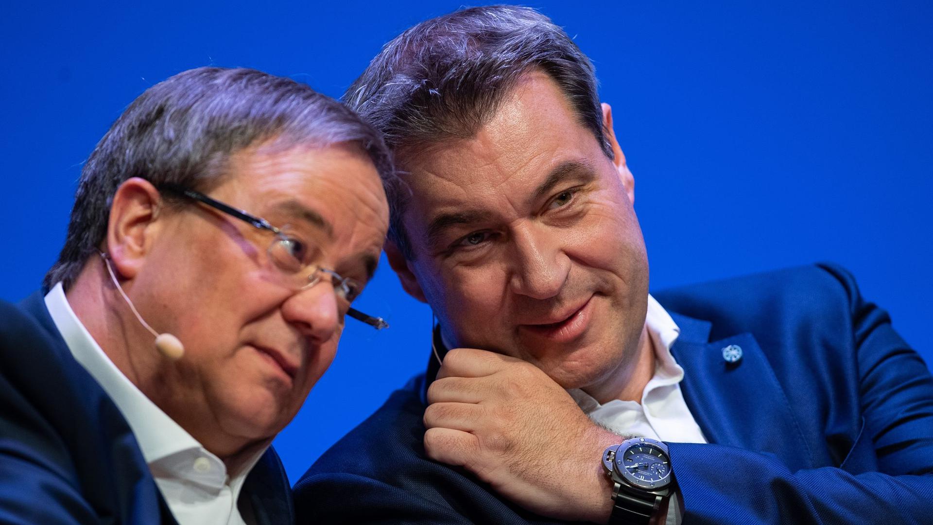 Armin Laschet (CDU, l.), Ministerpräsident des Landes Nordrhein-Westfalen, und Markus Söder (CSU), Ministerpräsident des Landes Bayern, während des offiziellen Starts der Unions-Parteien zum Europawahlkampf im April 2019.