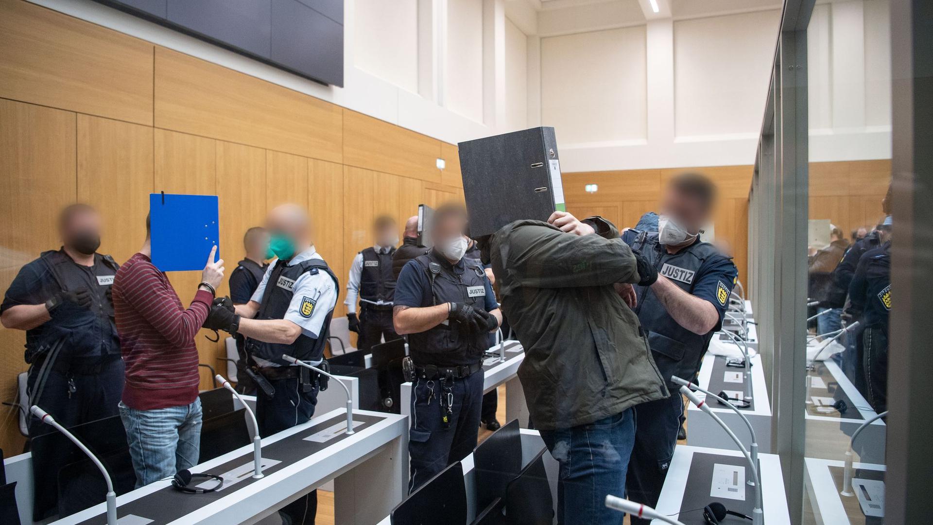Die Angeklagten werden von Justizbeamten kurz vor Beginn des Prozesses gegen die rechtsterroristische Vereinigung „Gruppe S.“ in einen Saal im Oberlandesgericht Stuttgart-Stammheim geführt.