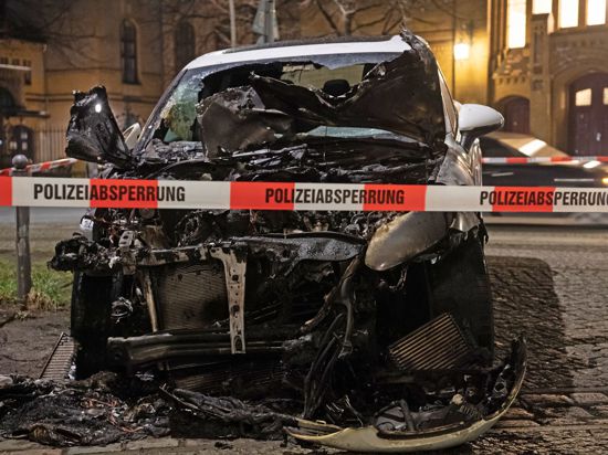 Ein ausgebranntes Auto in der Hannoverschen Straße in Berlin
