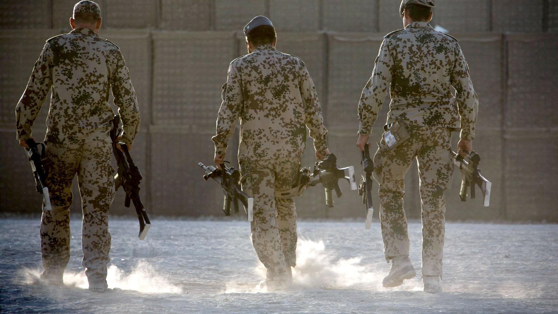 Bundeswehrsoldaten tragen in Afghanistan Waffen zum Depot.