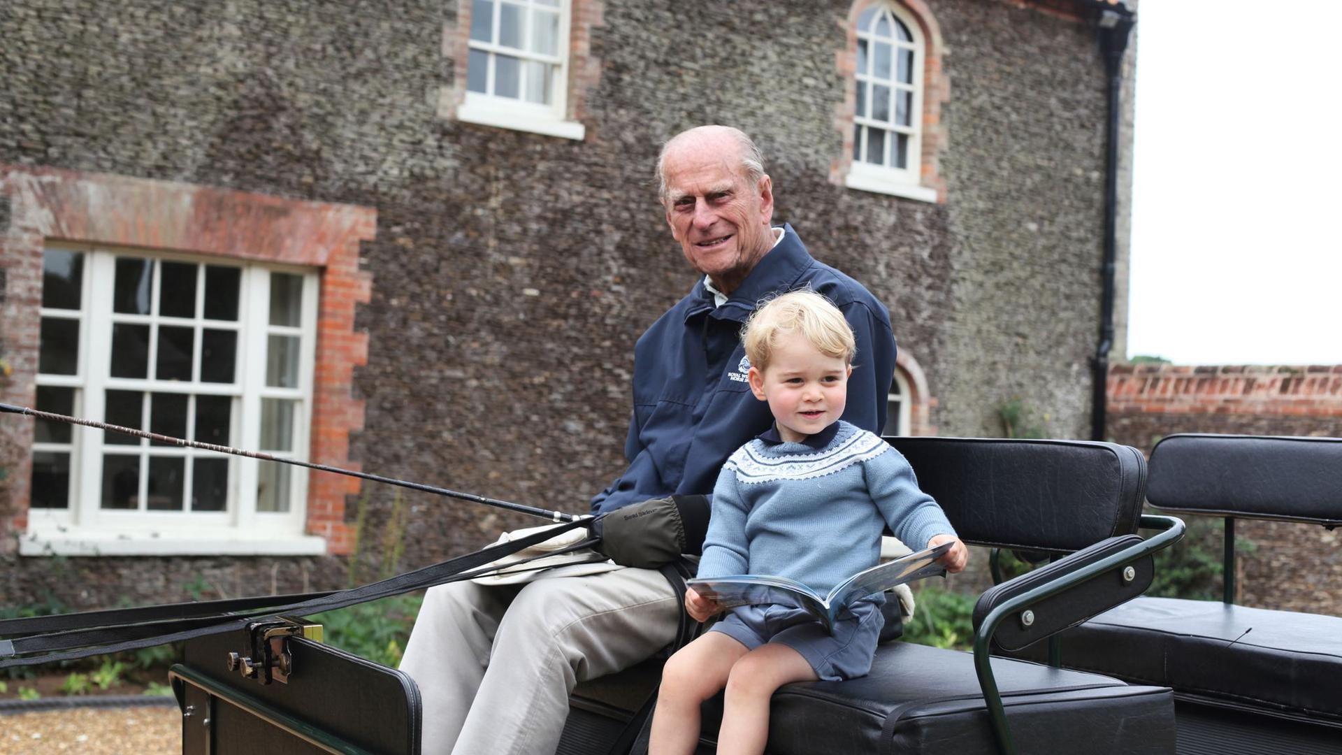 Für seinen Sohn Andrew war der verstorbene Prinz Philip der „Großvater der Nation“ (im Bild mit Urenkel George). Mancher Brite scheint das ein bisschen anders zu sehen.