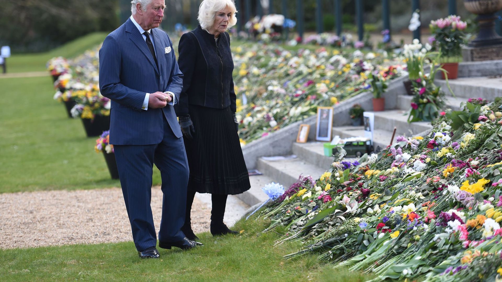 Noch immer werden vor dem Buckingham Palace Blumen und Beileidskarten abgelegt. Prinz Charles und seine Frau Camilla besichtigten die inoffizielle Gedenkstätte am Donnerstag.