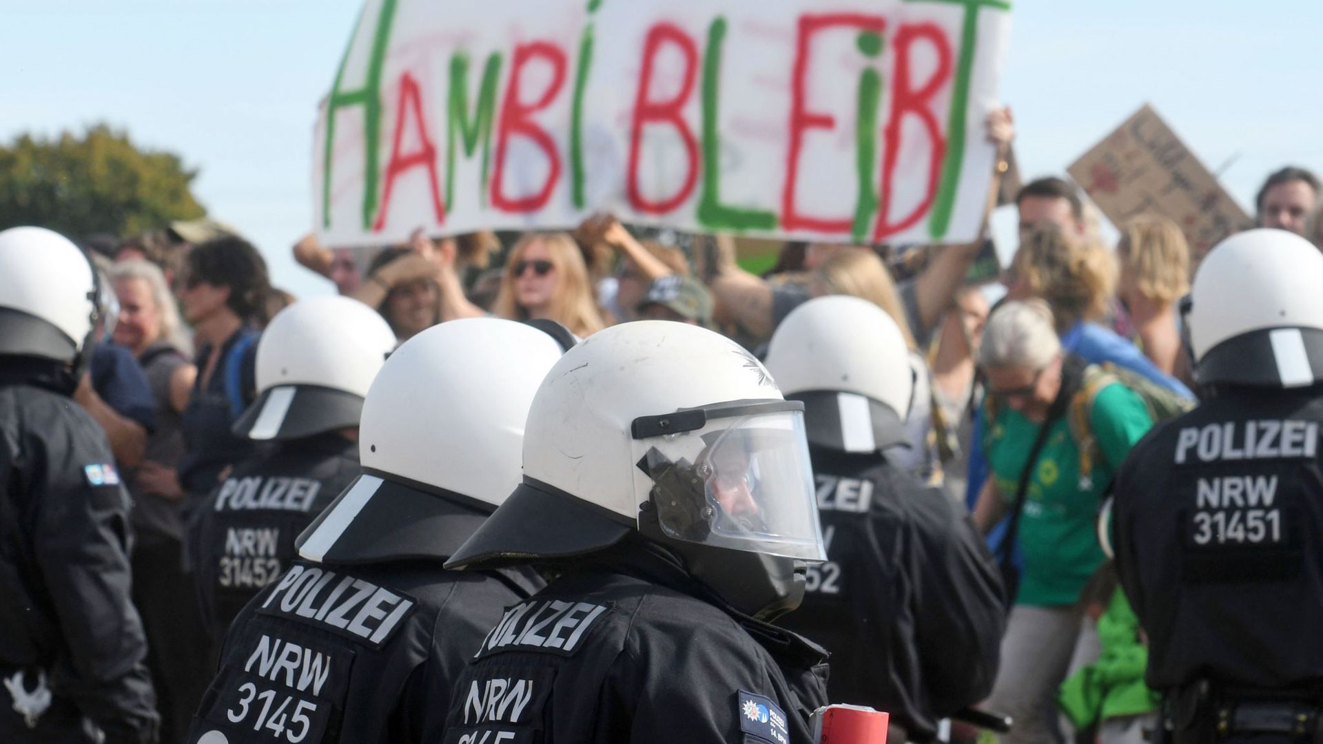 Teilnehmer einer Demonstration gegen die Rodung des Waldes am Hambacher Forst.