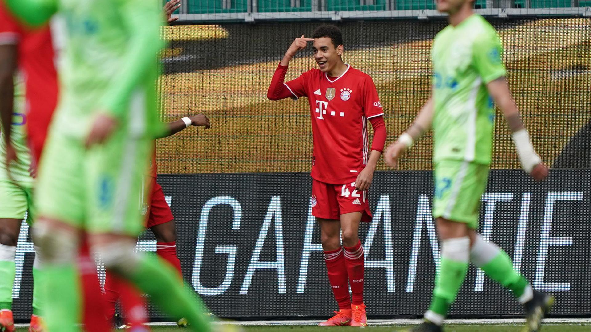 Bayerns Mittelfeldspieler Jamal Musiala (2.v.r) feiert seinen zweiten Treffer mit den Mannschaftskameraden.