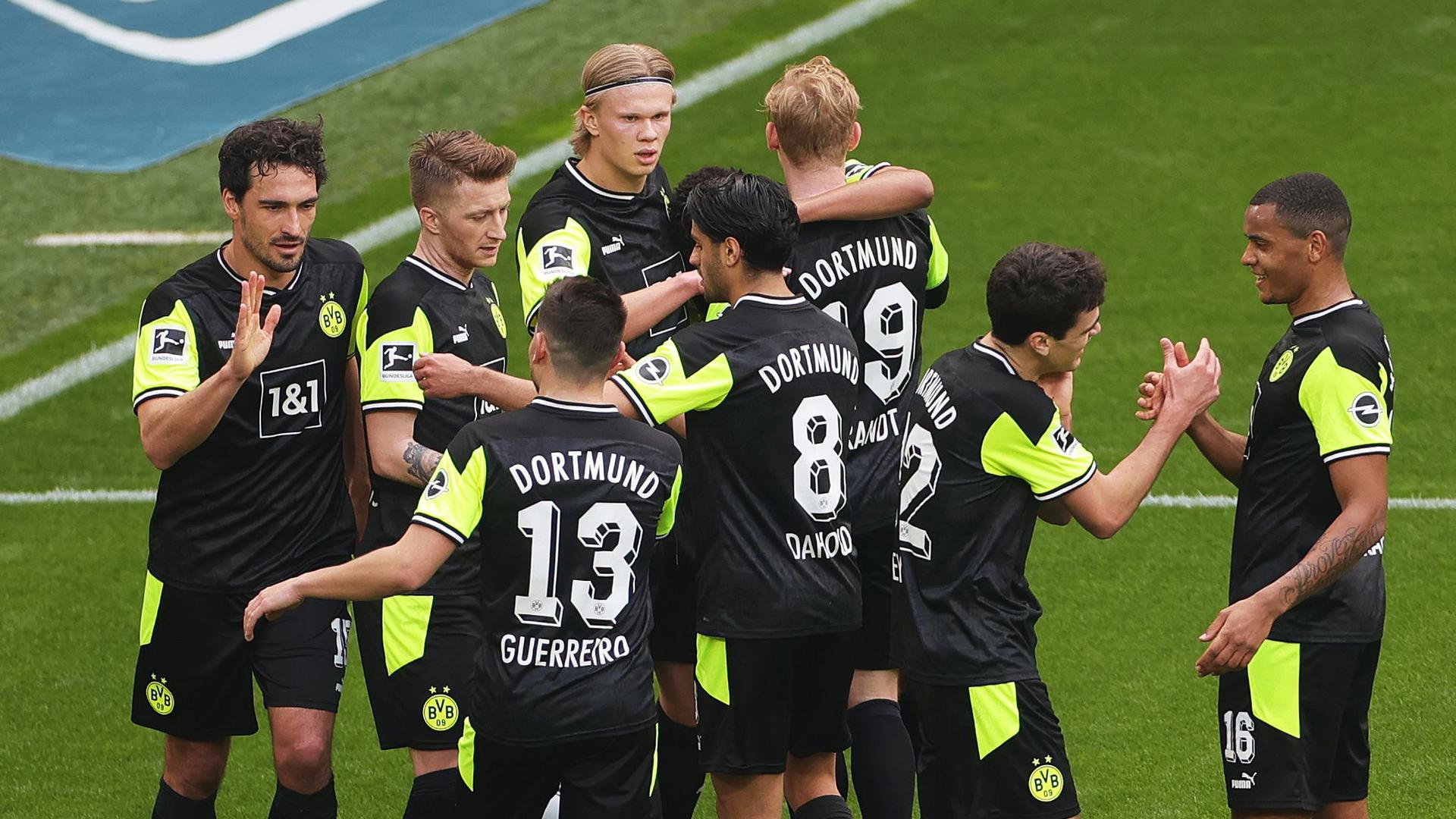 Dortmunds Spieler feiern das Tor zum 3:1 durch Stürmer-Star Erling Haaland.