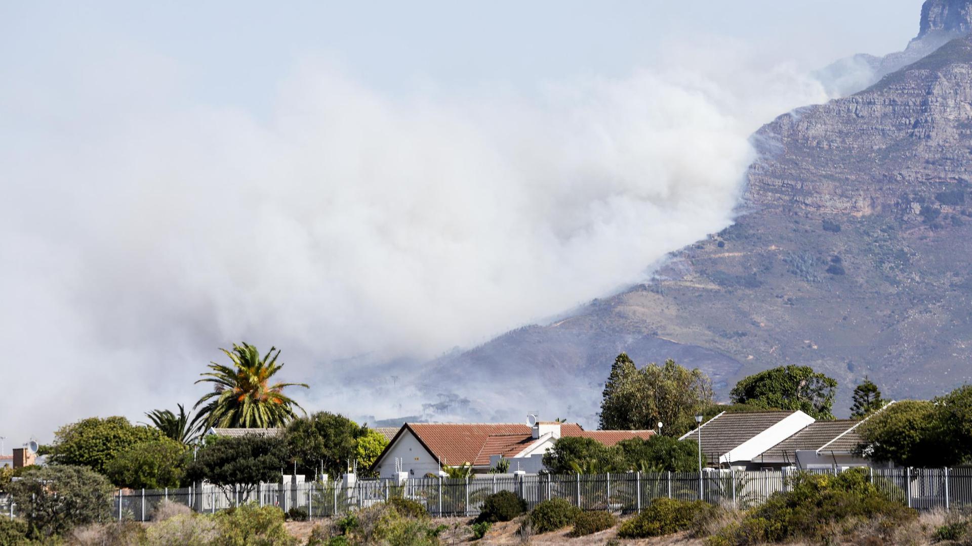 Dichter Rauch steigt über dem Tafelberg auf.