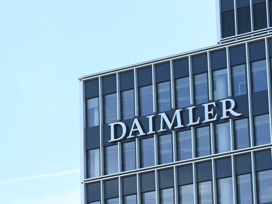 An einem Gebäude der Firmenzentrale des Stuttgarter Automobilherstellers Daimler ist ein Daimler Firmenlogo angebracht.