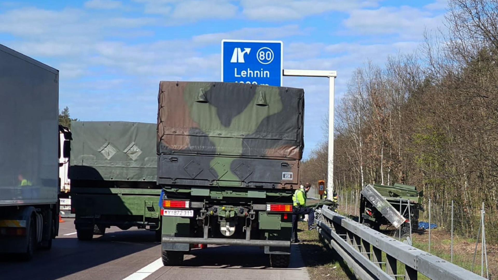 Beim Überholvorgang eines Lkw musste der Bundeswehr-Unimog nach Polizeiangaben nach rechts ausweichen und prallte an den Pfahl eines Verkehrsschildes.