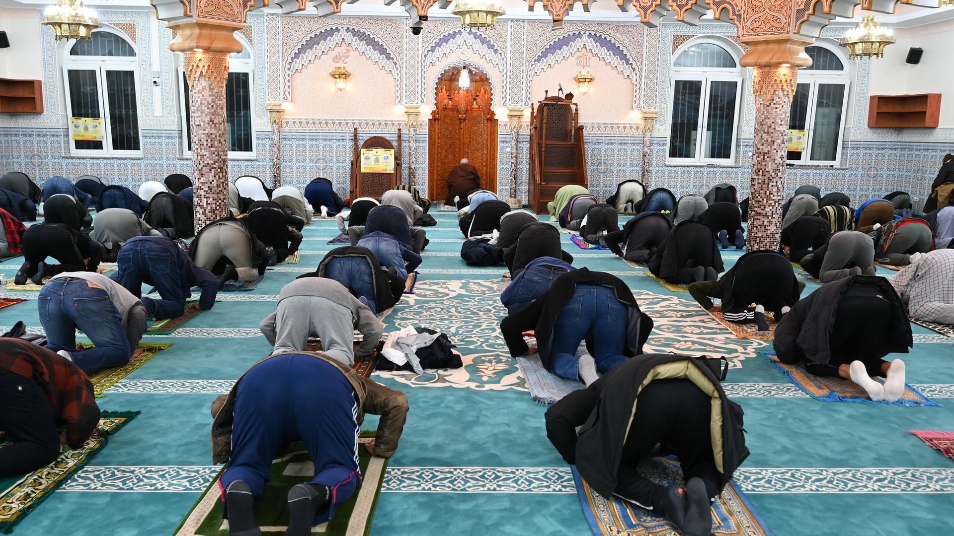 Nachtgebet in einer Moschee in Frankfurt am Main. 82 Prozent der Muslime in Deutschland halten sich laut der Studie für stark oder eher religiös.