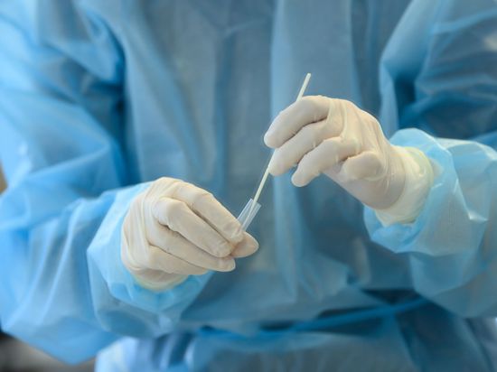 Eine medizinische Mitarbeiterin wertet einen Antigen-Schnelltest auf das Coronavirus aus.