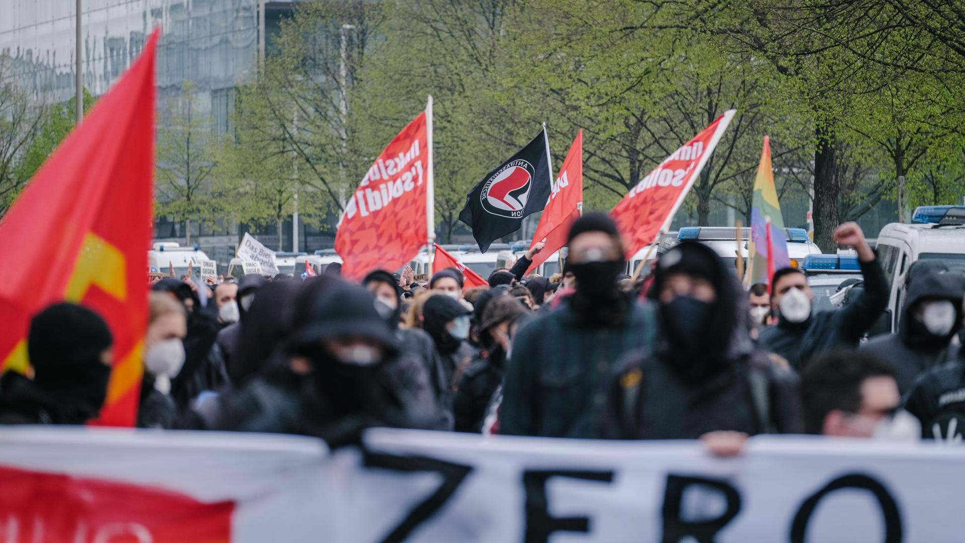Teilnehmer der Demonstration „Solidarischer Lockdown jetzt“ in der Innenstadt von Hannover.