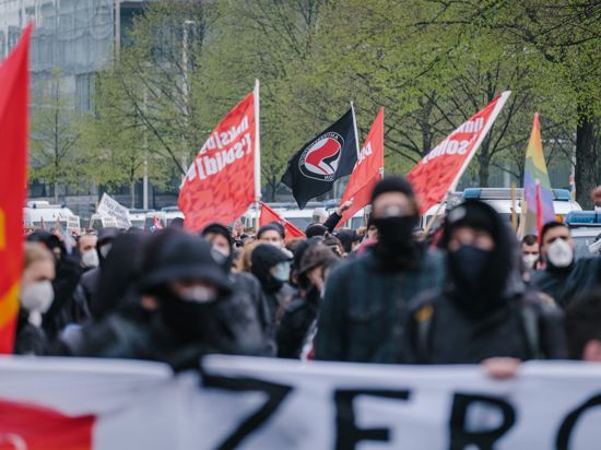 Teilnehmer der Demonstration „Solidarischer Lockdown jetzt“ in der Innenstadt von Hannover.