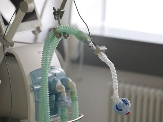 Ein Beatmungsgerät hängt an einem Krankenbett.
