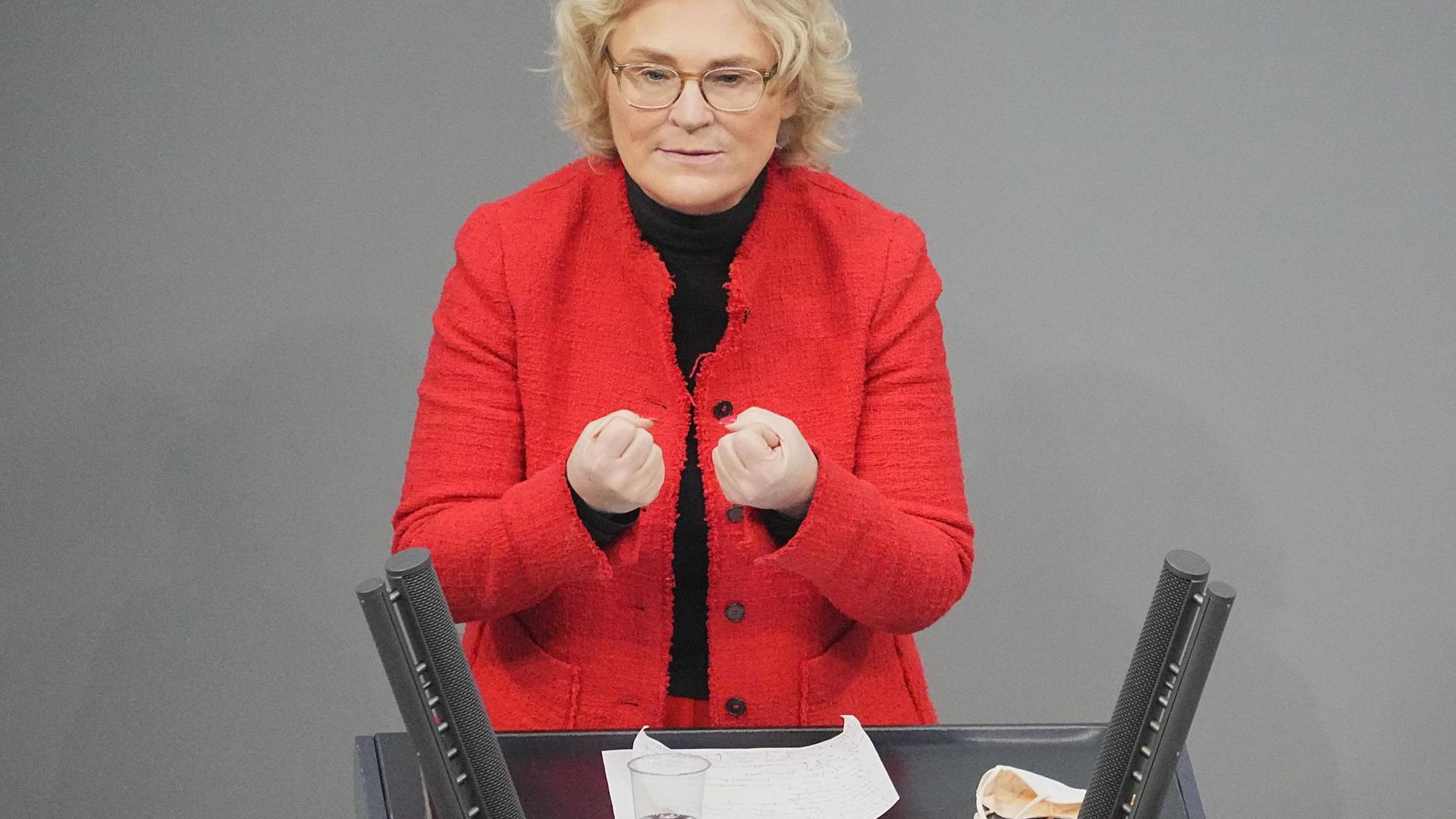 Justizministerin Christine Lambrecht (SPD) hat im Bundestag Lockerungen für Geimpfte und Genesene angekündigt.