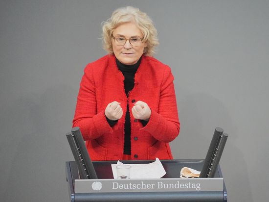 Justizministerin Christine Lambrecht (SPD) hat im Bundestag Lockerungen für Geimpfte und Genesene angekündigt.