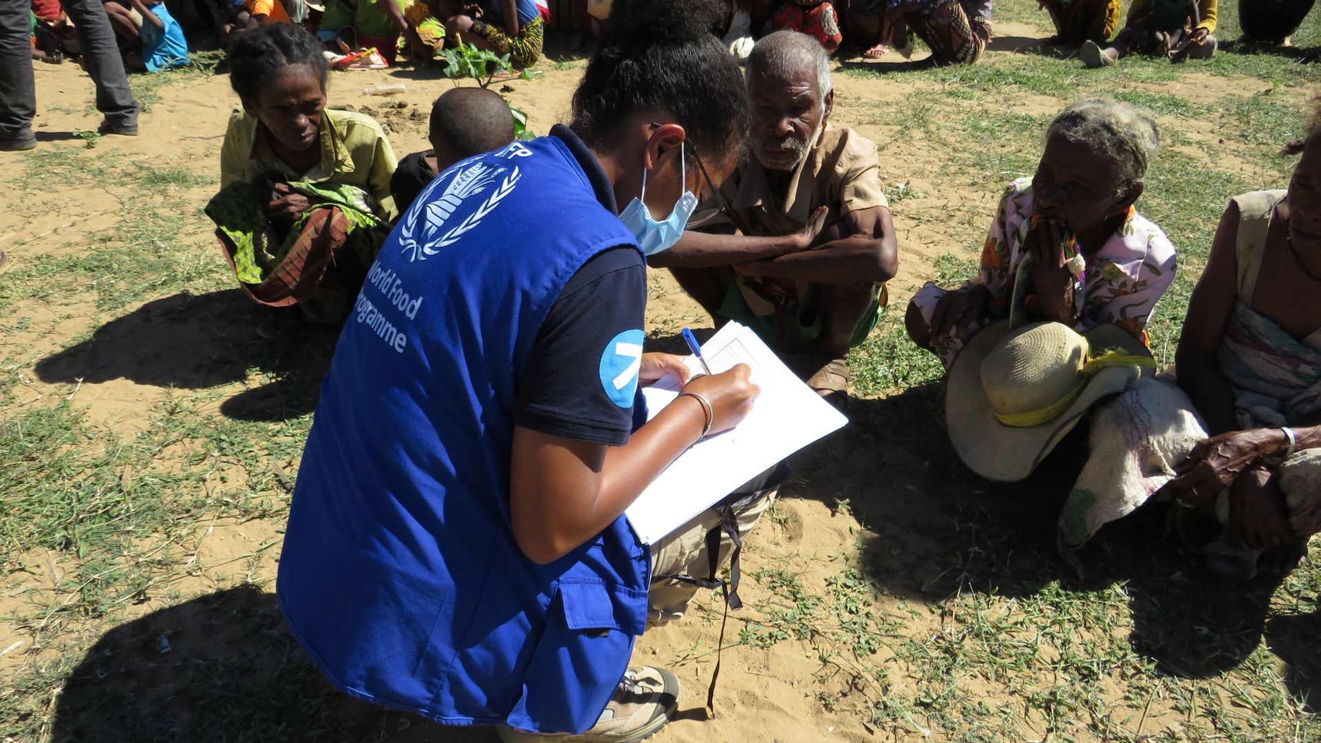 Eine Mitarbeiterin des Welternährungsprogramms spricht mit einigen Ältesten einer Gemeinde auf Madagaskar über ihre Situation.