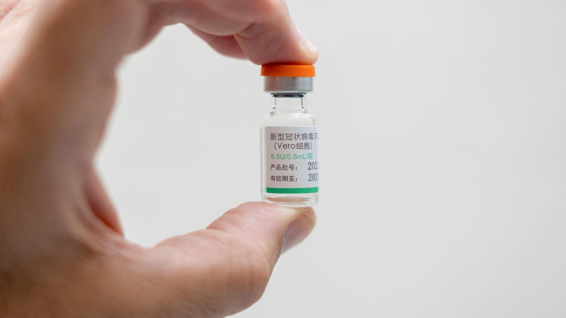 Sinopharm ist für Menschen über 18 Jahre freigegeben worden. Auch hier sind zwei Dosen für den vollen Impfschutz nötig.