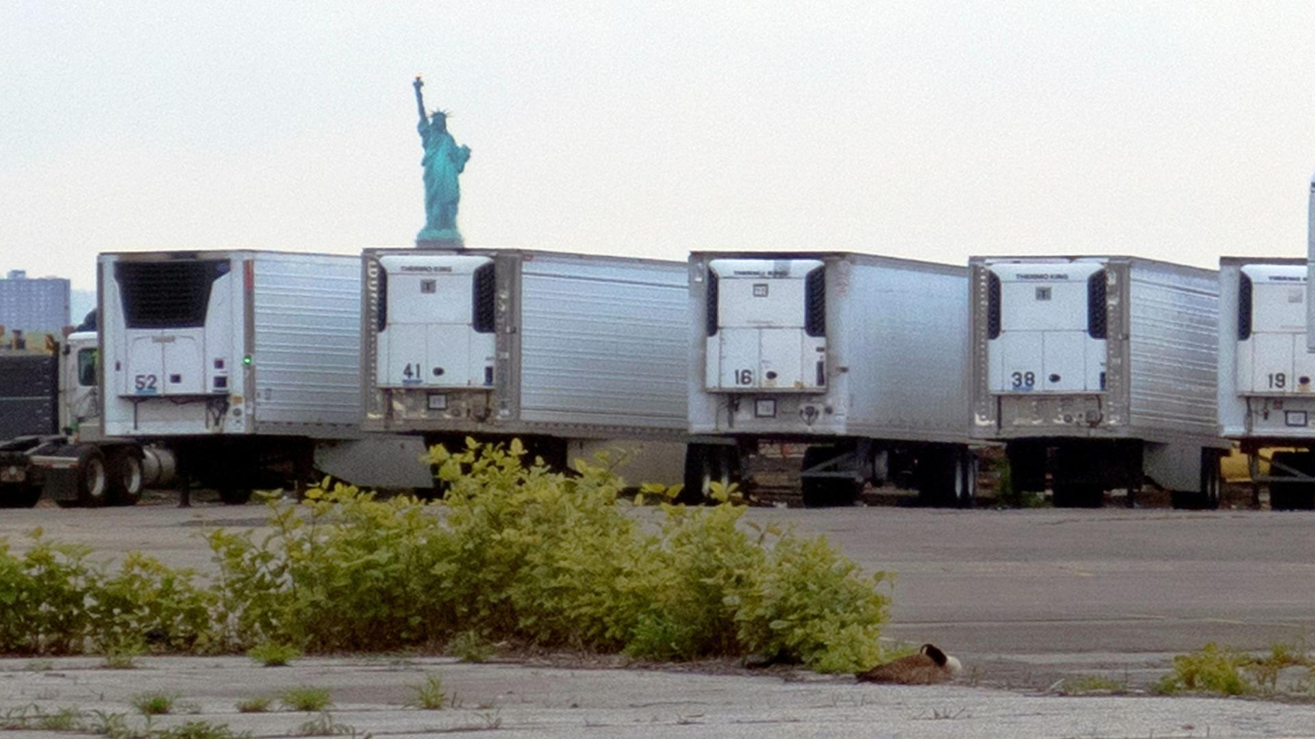 Kühlwagen zur Lagerung von Corona-Toten stehen auf einem Parkplatz am Pier im Stadtteil Brooklyn.