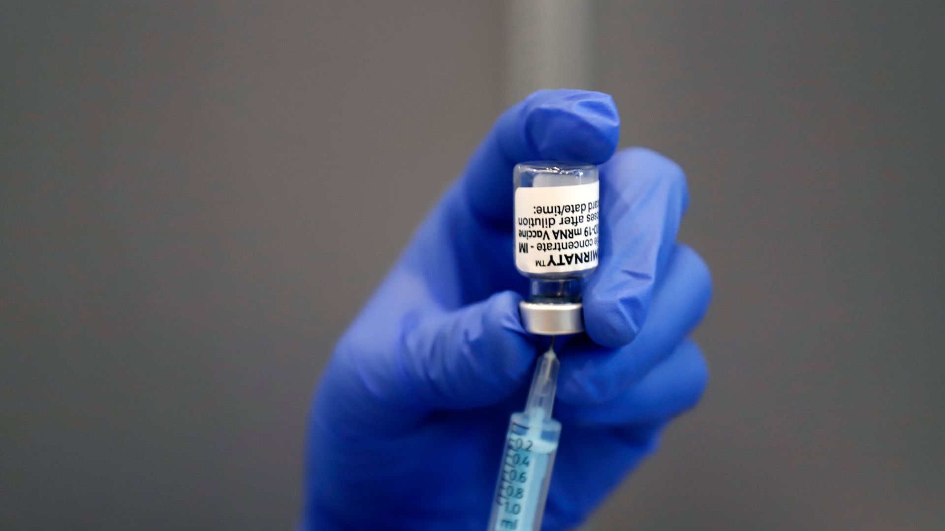 Ein medizinischer Mitarbeiter bereitet eine Injektion mit dem Corona-Impfstoff von Pfizer/Biontech vor.