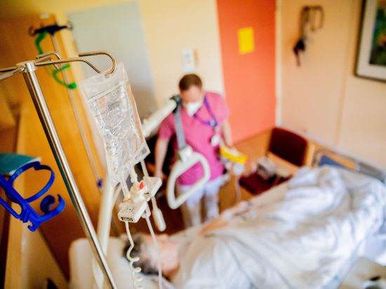 Ein Infusionsbeutel hängt auf der Viszeralchirurgie-Station des Krankenhauses Havelhöhe über einem Patientenbett.