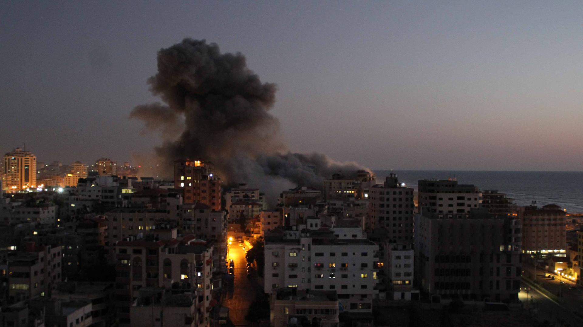 Nach Luftangriffen sind Explosionen in Gaza-Stadt zu sehen.