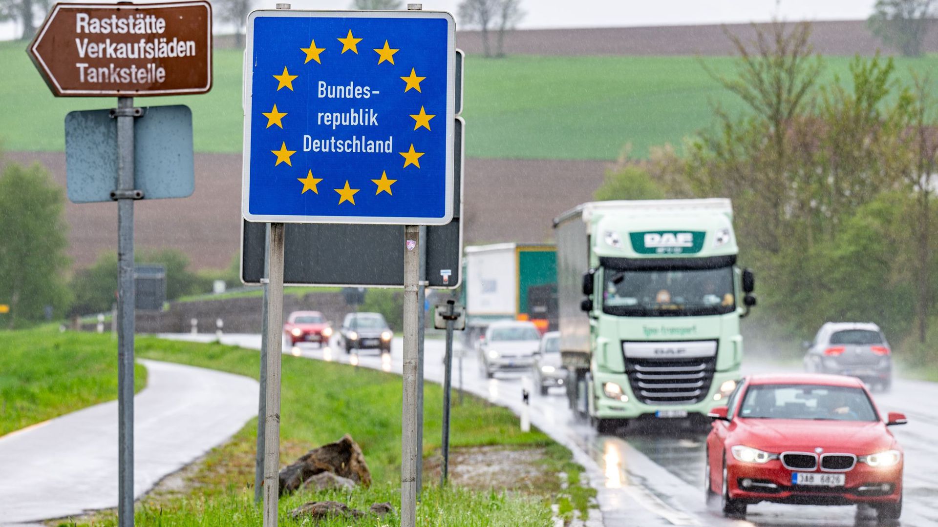 Ein Schild mit der Aufschrift „Bundesrepublik Deutschland“ steht an der deutsch-tschechischen Grenze.