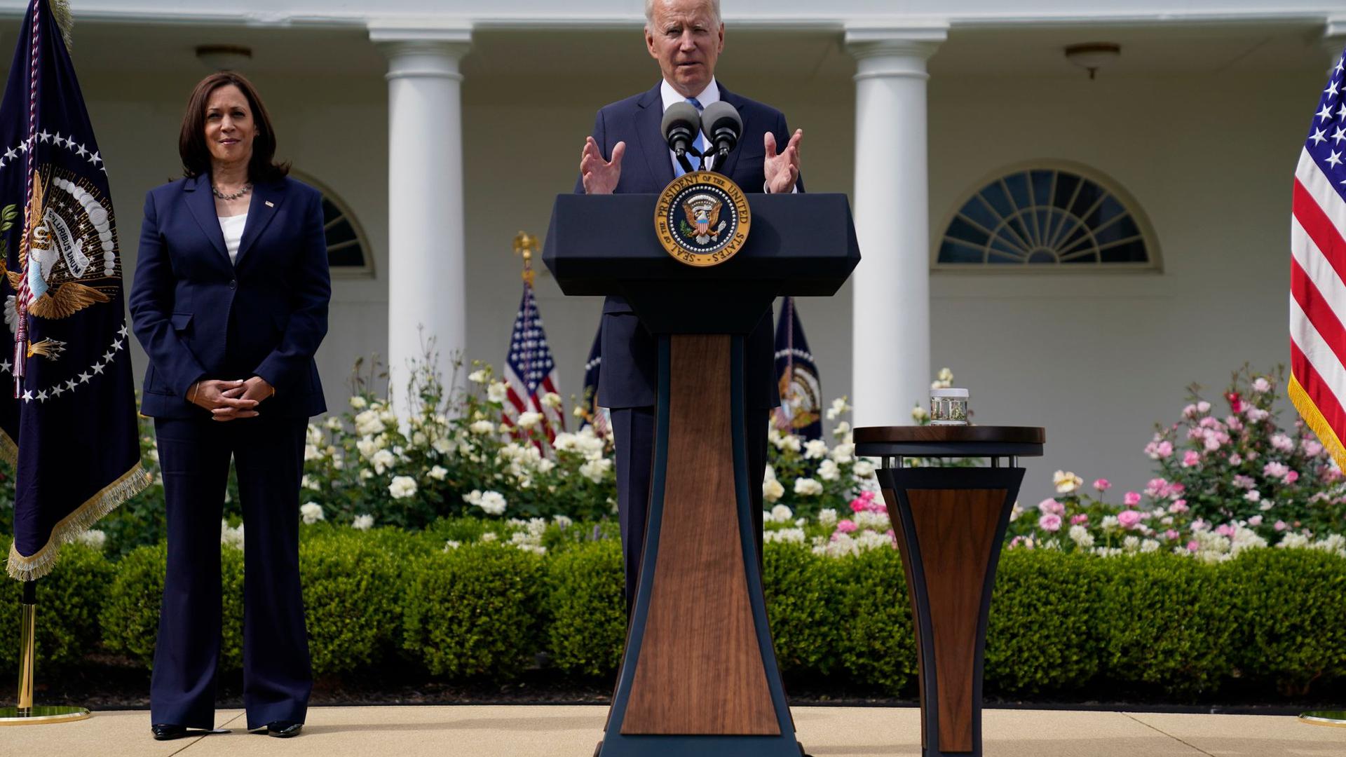 Joe Biden, Präsident der USA, spricht im Beisein von Vizepräsidentin Kamala Harris im Rosengarten des Weißen Hauses über die aktuellen Richtlinien zur Maskenpflicht.