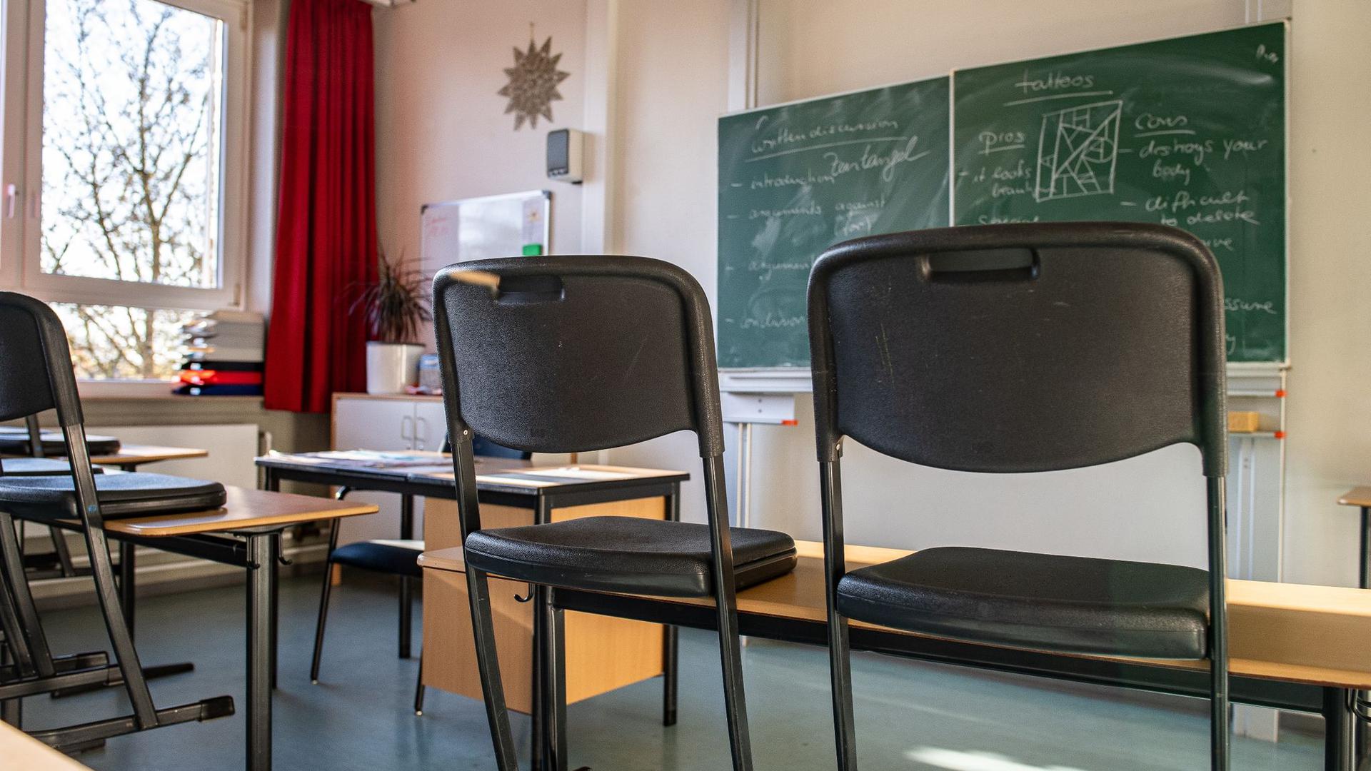 Hochgestellte Stühle in einem leeren Klassenzimmer einer Gesamtschule.
