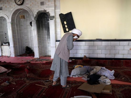 Ein Student weint in der Moschee nach der Bombenexplosion. Bei einem Anschlag in Kabul sind nach Angaben der Polizei mindestens zwölf Menschen getötet worden.