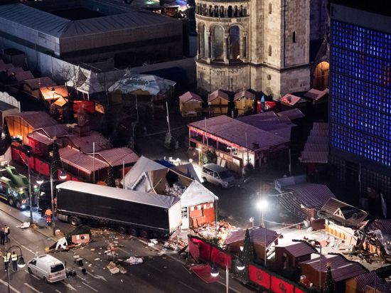 Eine Schneise der Verwüstung ist am 20. Dezember 2016 auf dem Weihnachtsmarkt am Berliner Breitscheidplatz zu sehen, nachdem der Attentäter Anis Amri mit einem Lastwagen über den Platz gerast war.