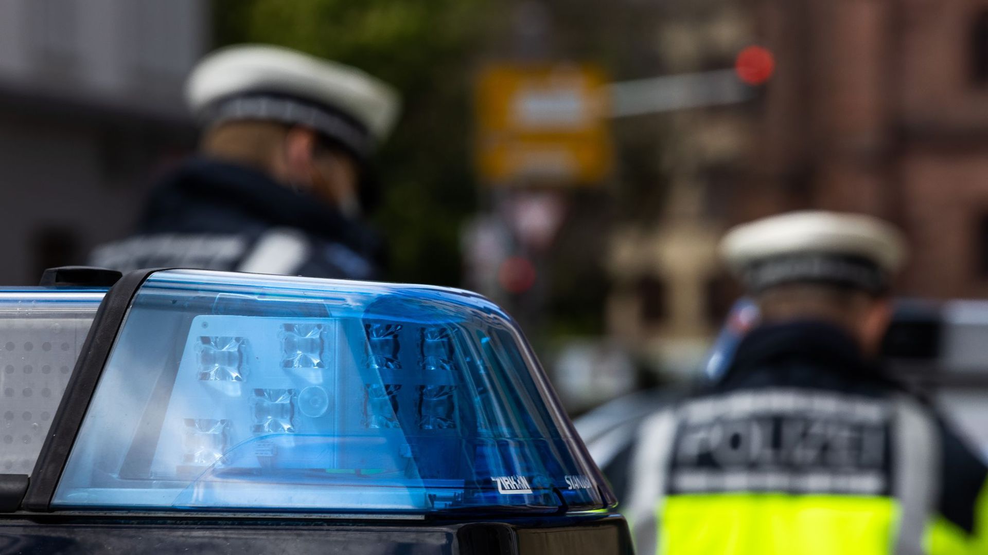 Zwei Polizeibeamte stehen zwischen zwei Einsatzfahrzeugen der Polizei. Über Pfingsten gibt es eine Vielzahl von Demonstrationen in Berlin. Zwei große Veranstaltungen wurden von der Polizei verboten - nun hat das Oberverwaltungsgericht dazu entschieden.